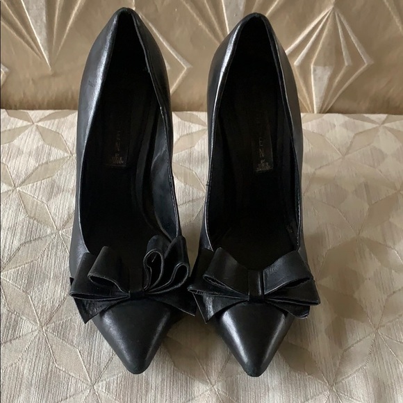 Steve Madden Shoes - Steve Madden Black leather pump with bow Size 8.5